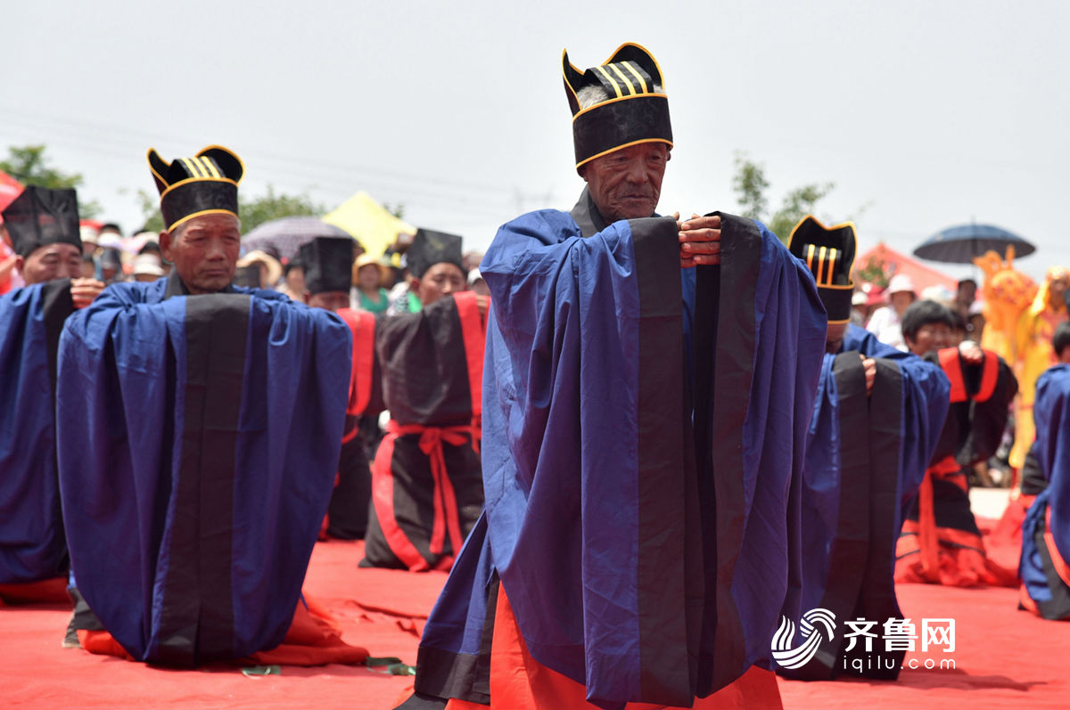 日照农民着汉服迎龙祭天