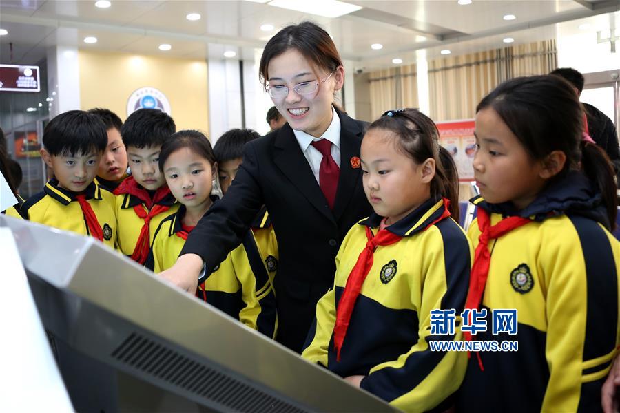山东枣庄:小学生做客法院受教育