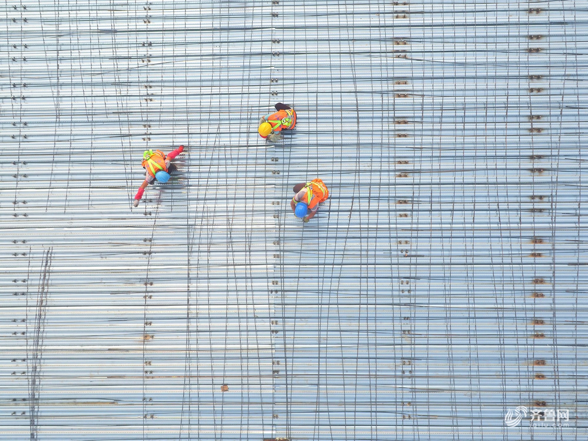 航拍高温下建筑工地钢筋工 宛如五线谱上的音