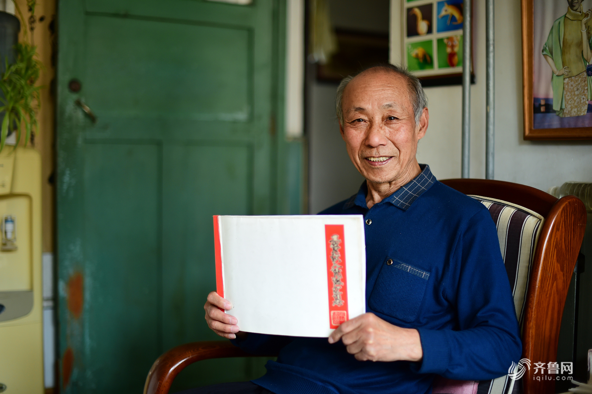 青岛退休教师收藏325张工资条 27年工资涨40