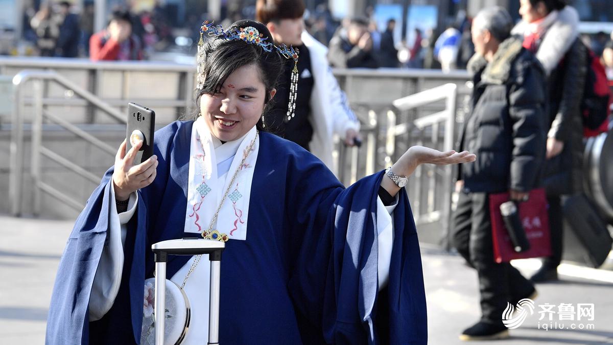 济南火车站变身时装秀场 2019春运潮流穿搭在