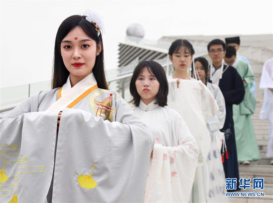 (新华视界)(1)青岛汉服爱好者举行迎中秋活动