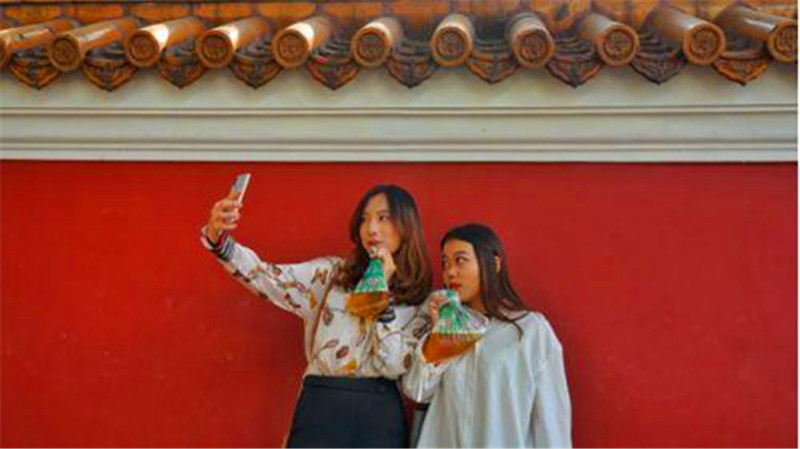 �ൺơ�ư�Ʈ���ζ��ɢ�������磬Ҳ�����ĸʴ������ų��С����˵�ൺơ�ƽڵĿ񻶣����ൺ���������ൺơ��ӭ�Ӻ������ο͵������Ҹ�������ô�ൺ���о�������ൺơ���������Ѫ�������ʵ�����������ճ���ʹ��������ơ����һ�����Ͱ��Ϊϰ�ߡ���������ൺ�Ľ�ͷ��β��������ơ�Ƶ��ൺ�󋠣���Ҫ���棬��Ϊ������Ů�����Ƕ����ൺ�˵��ճ����䣬Ҳ���ൺ�������ж��е�һ�����ൺstyle����