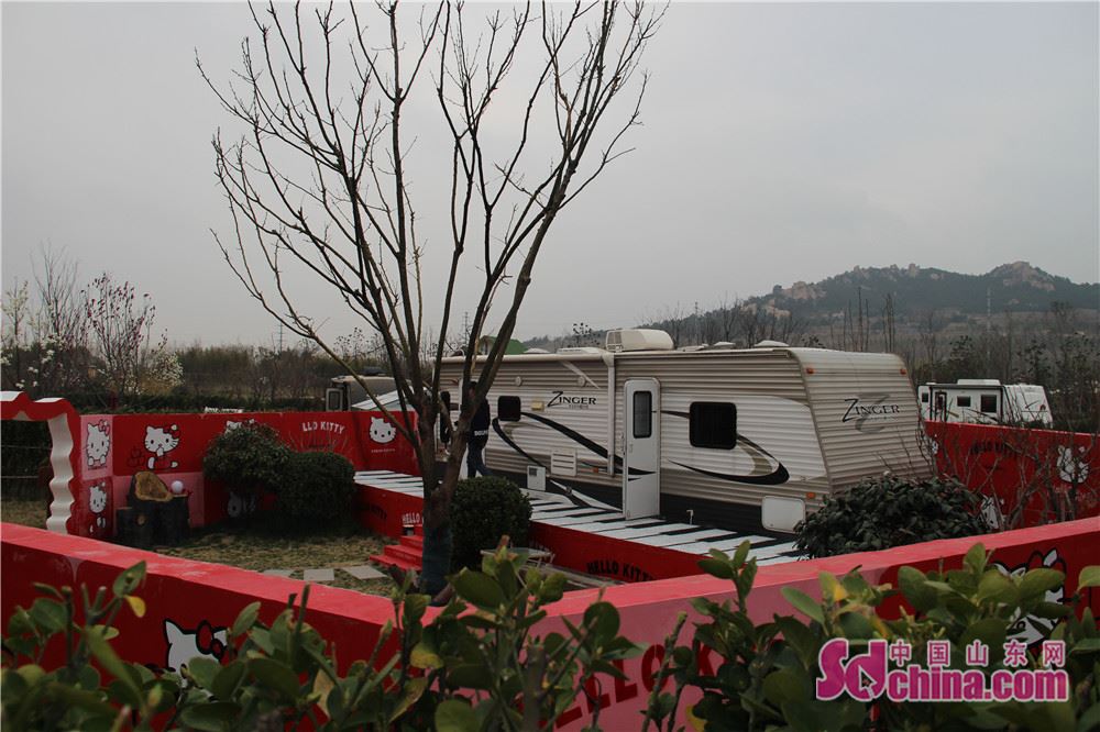 西海岸生态观光园推出了特色住宿体验参观区,房车营地,蒙古包,卡通