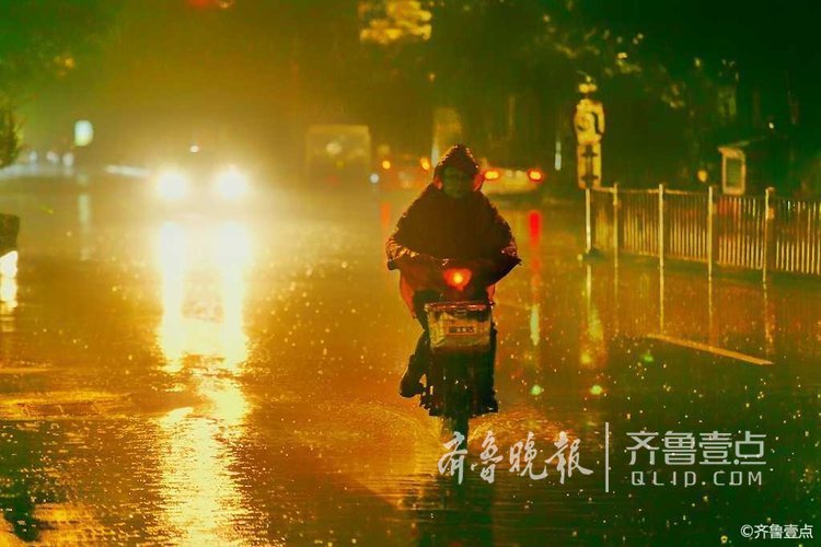 济南的秋天:雨夜尽显玲珑美