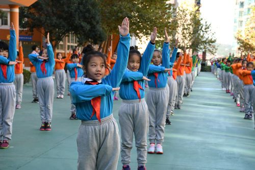 看!济南一群小学生用身体摆出的英语新花样