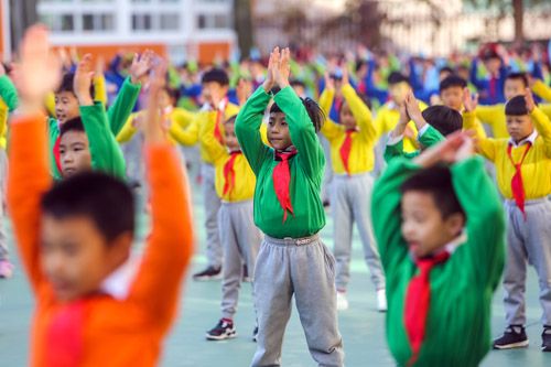 看!济南一群小学生用身体摆出的英语新花样_央