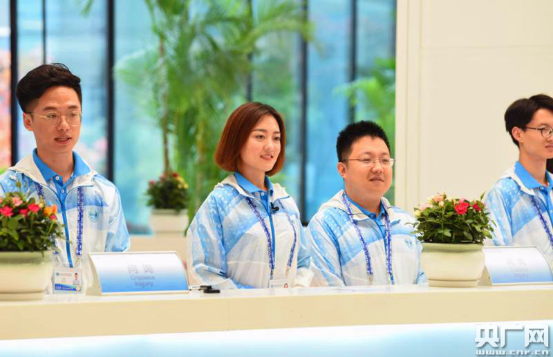 上合峰会|志愿者,青岛亮丽的风景线