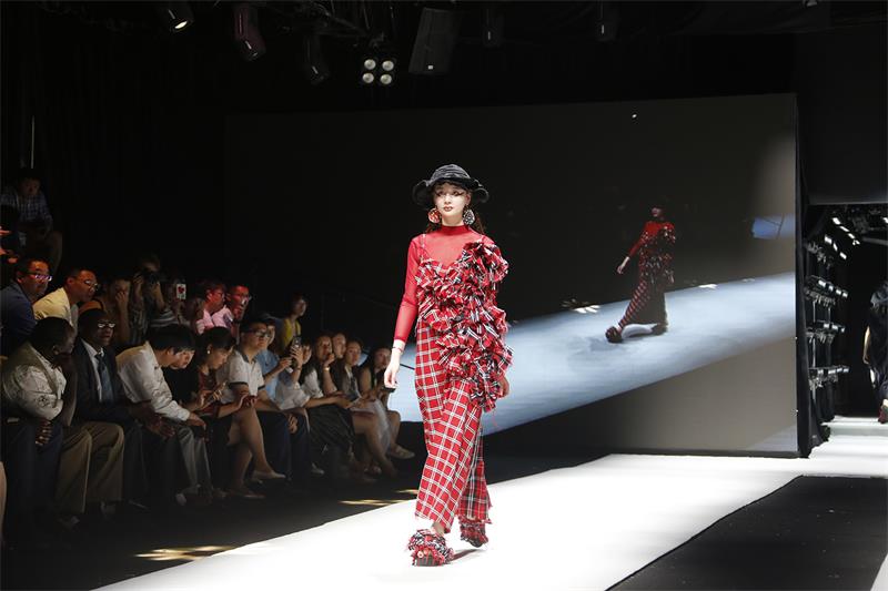 中非创意时装秀在环东华时尚周上演