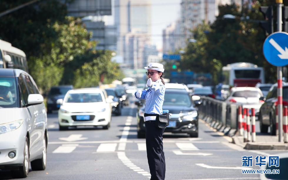 7月31日,"90后"女辅警朱文洁身着制服在上海虹口区大连西路曲阳