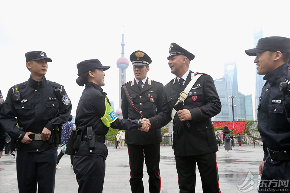 中意警察在上海标志性景点开展联合巡逻