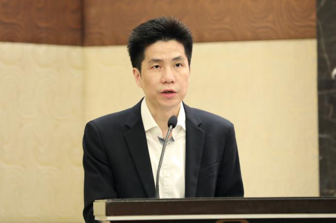 新华社上海分社副社长俞铮宣读获奖名单