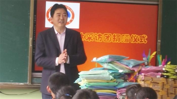 日喀则市采访的上海教育援藏采访团昨天傍晚向江孜县闵行中学学生捐赠