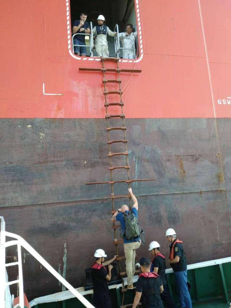 洋山海事为生命开道 紧急救助中毒船员