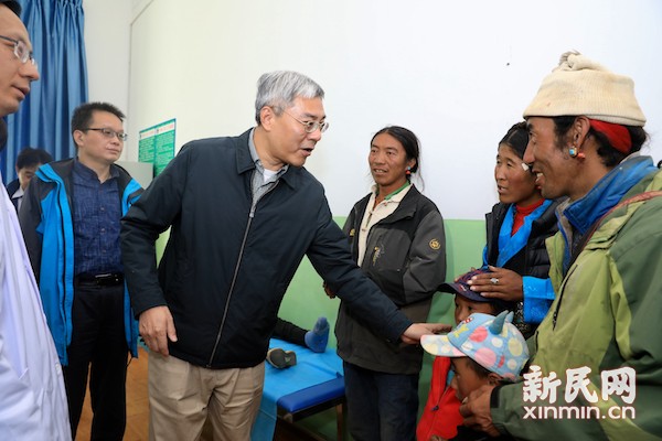 图说:在日喀则市定日县人民医院,尹弘与前来就诊的患者家属亲切交流