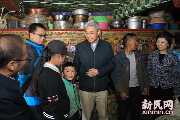 图说:尹弘深入日喀则市定日县协格尔镇,走访看望贫困户.刘歆 摄