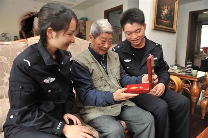 上海公安开展重阳节尊老敬老主题活动