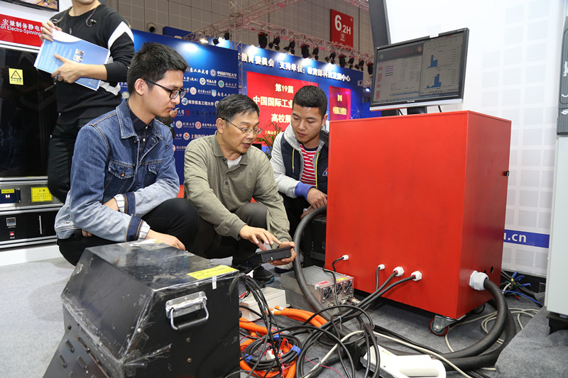 上海工程技术大学电池医生亮相本届工博会