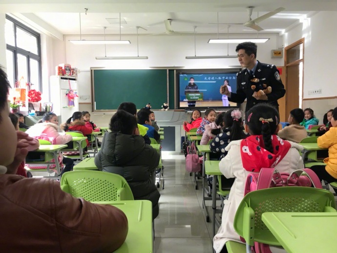 头道鲜 接下来,同学们聚精会神地听着黄奕警官的生动讲解,对公开课里