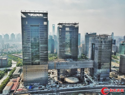 上海国际金融中心三幢塔楼初见雏形