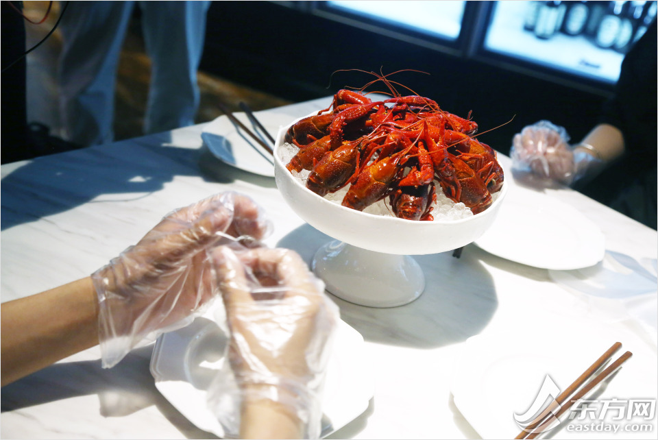 上海某餐厅推“代客剥虾”服务引争议