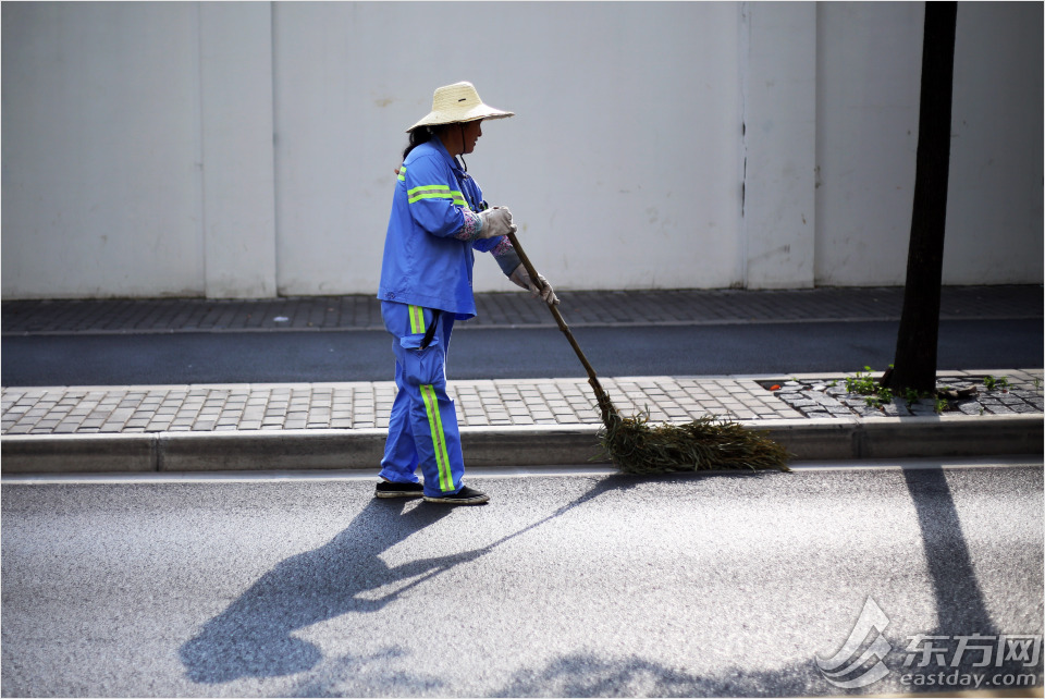 18年的坚持 杨浦环卫工人落户上海
