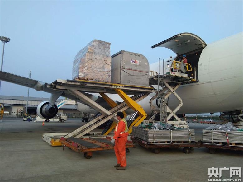 首届进播会明星展品会飞的汽车抵沪