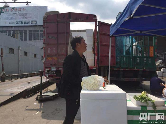 卡车司机跨越半个中国向上海送蔬菜 都市人请