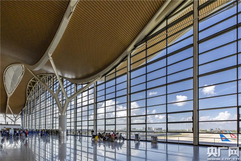 浦东机场t2航站楼大面积落地窗实现自然采光(央广网发 上海机场集团