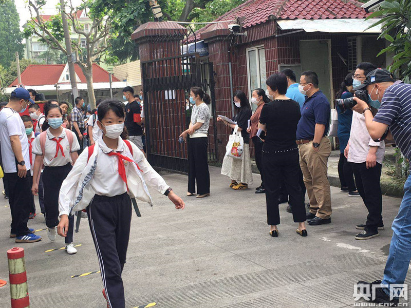 组图:实拍上海长宁区实验小学四五年级返校开学