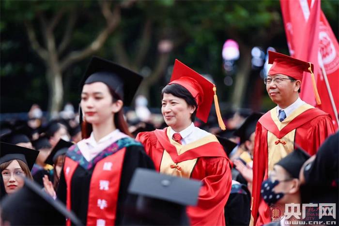 4、贺州大学毕业证什么时候发：大学毕业证一般几个月发一次。