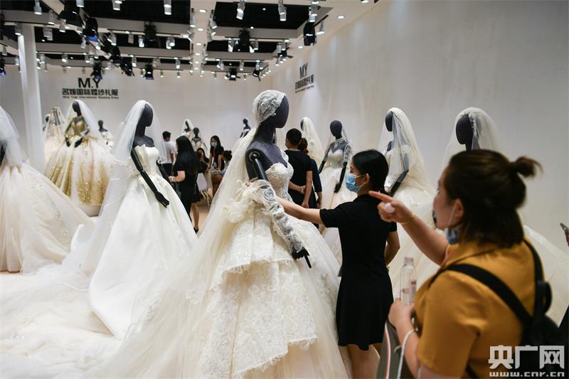 婚纱展览会_动漫婚纱情侣头像(3)
