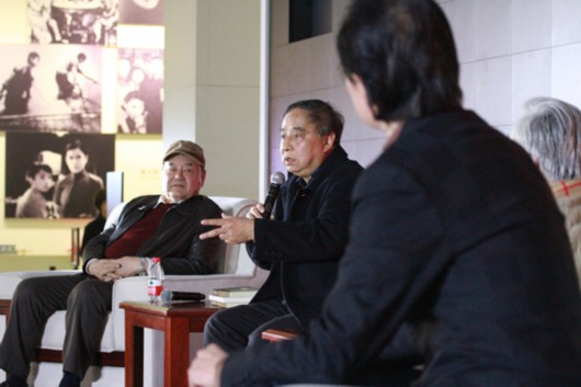图说:李亦中(左二)讲述往事,孙渝烽(左一)聆听 主办方供图