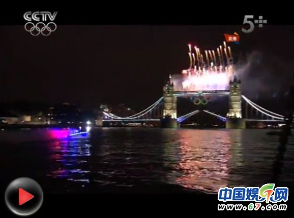 伦敦奥运开幕式集萃 憨豆搞怪女王跳伞贝克汉