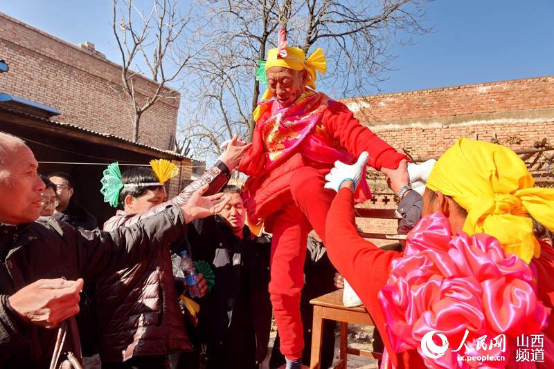 地处黄河岸边的运城市临猗县孙吉村举行了春节社火表演活动——扎马角