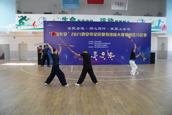 西安灞桥区400余名运动员“舞动长安” 为十四运会预热