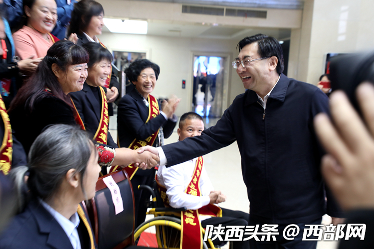 胡和平会见陕西省第五届道德模范