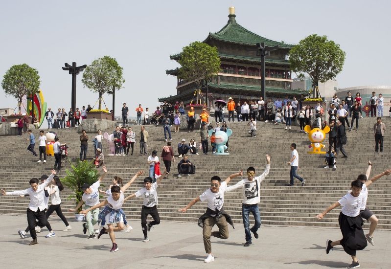 五四青年节西安钟楼现 快闪 秀