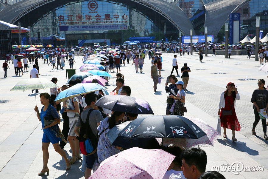 陕西高考招生咨询会火爆开场