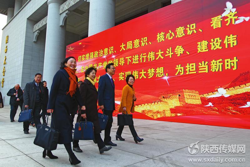 1��23�գ���ϯʡ��Эʮ����һ�λ����ίԱ���߽���������ã��μӴ��Ԥ�����顣 ���� �ų���