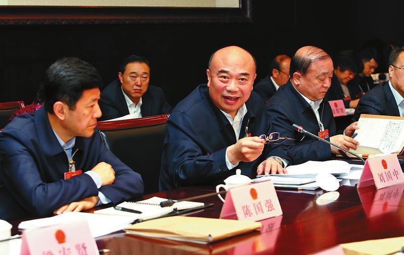 1月26日上午,陕西省人大代表,代省长刘国中参加铜川代表团对政府