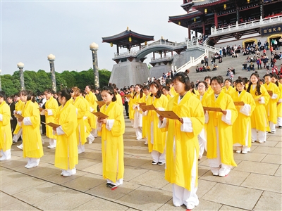 青年学子大唐芙蓉园着汉服 体验中国传统成人