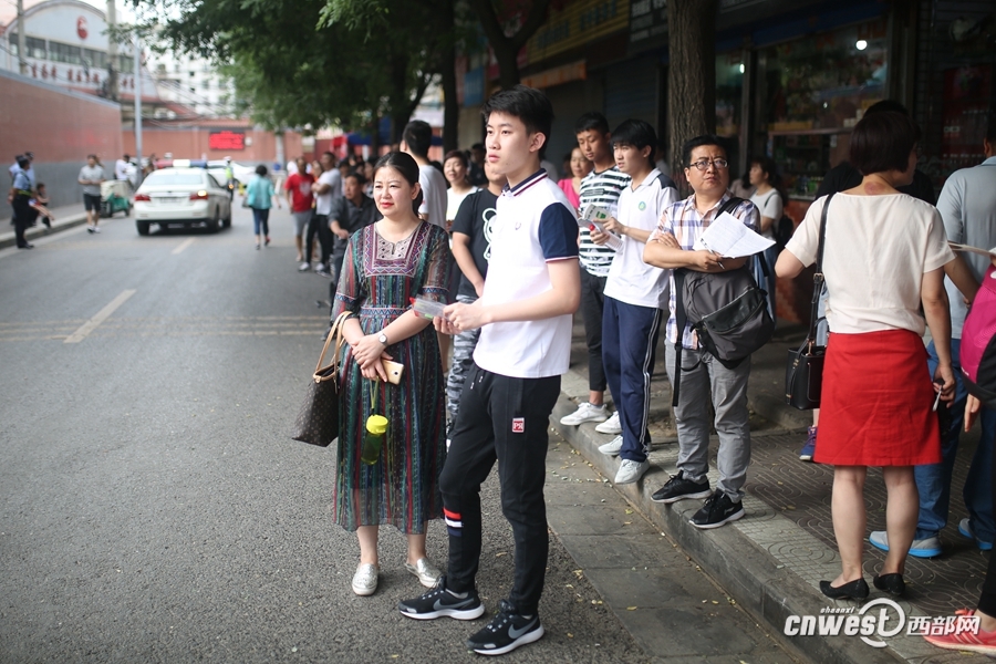 2018高考拉开大幕 陕西26.9万名考生入场答题