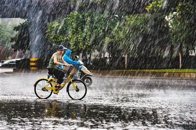 暴雨雷电大风组团来袭 西安市民措手不及