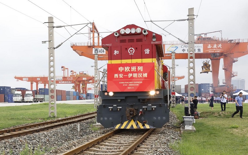 家电等货物的中欧班列长安号(西安–伊明汉姆)缓缓驶出西安国际港站