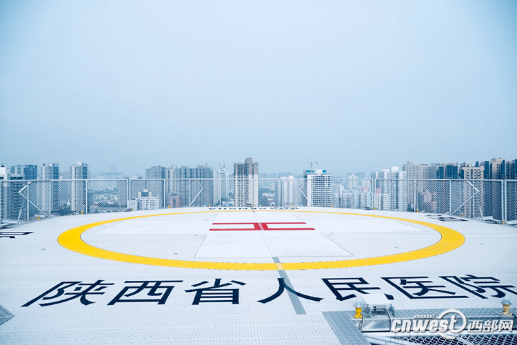 西北首个医院楼顶停机坪建成投用 空中ICU救援危重病人