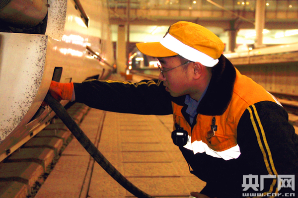 图说春运:夜间红眼高铁给水员