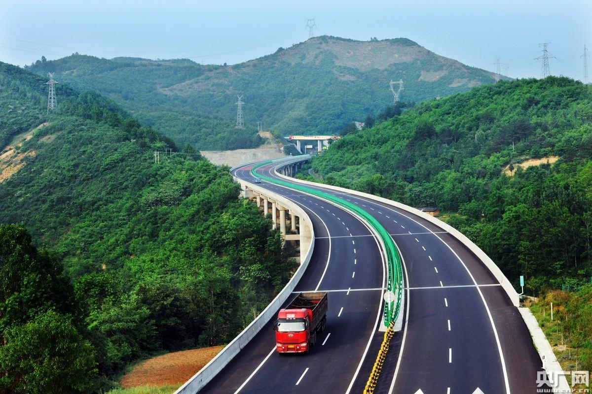 陕西：在建的一条高速公路，总投资约174亿元