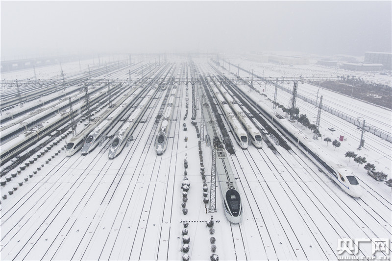 多省份同遭暴雪侵袭 铁路部门积极应对保障旅客出行