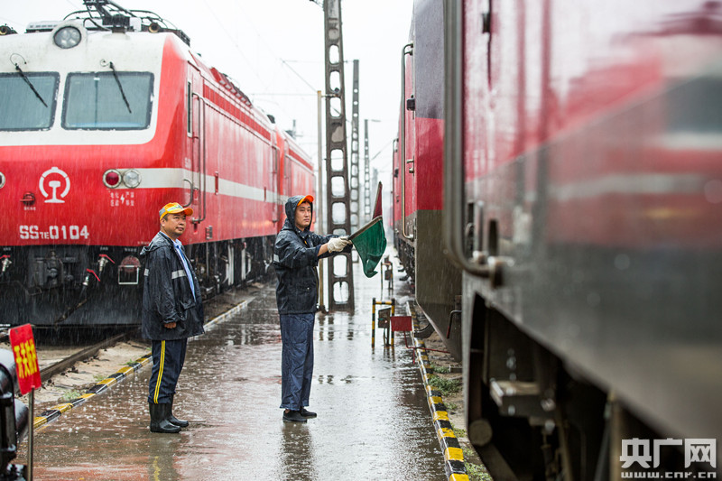 陕西迎大范围强降雨 铁路职工精修火车头保证
